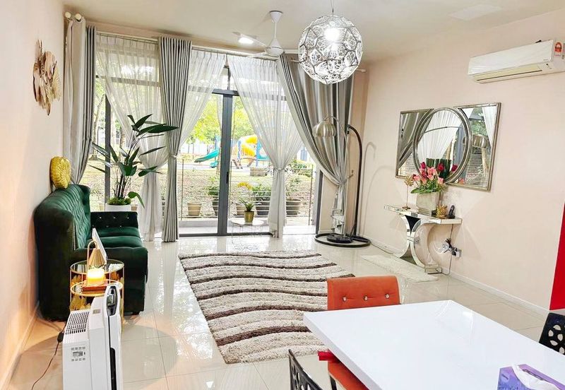 Summerglades, Perdana Lakeview West