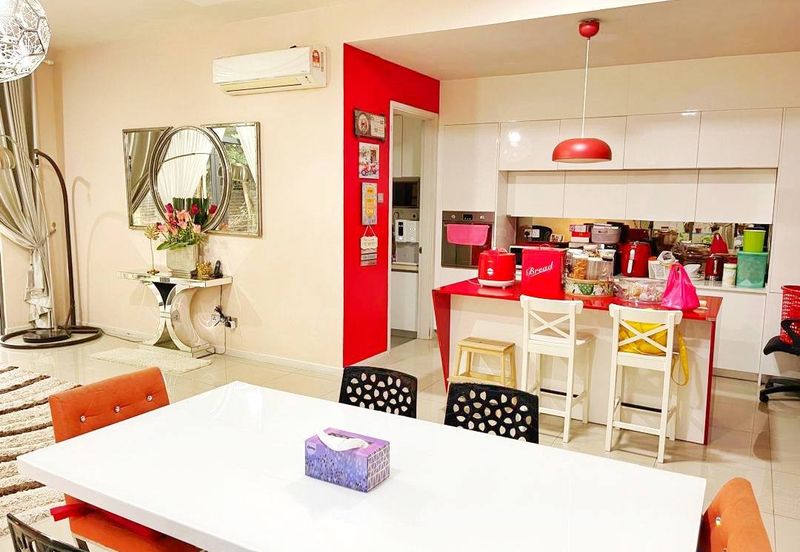 Summerglades, Perdana Lakeview West