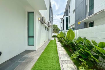 Persiaran Puncak Alam 1 