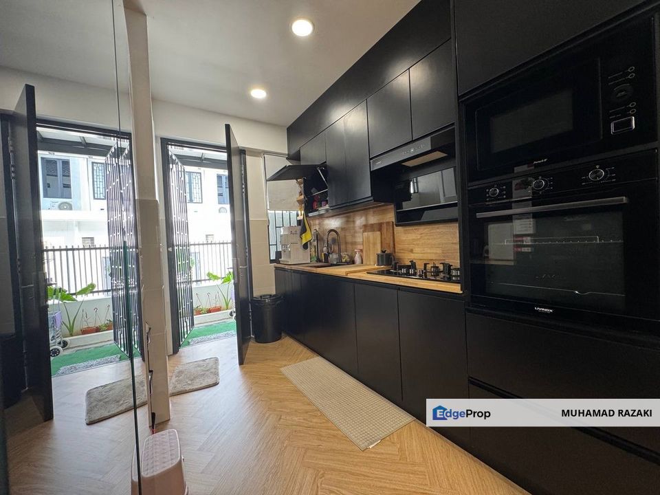 Elmina Green Three, Double Storey Terrace House with Balcony For Sale. Partially Furnished & Nicely Renovated FREEHOLD, Selangor, Sungai Buloh
