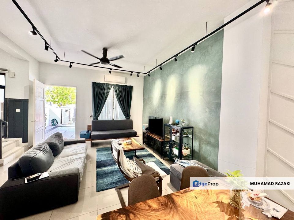 Nice Renovated Interior Unit. Free Built-in Kitchen Cabinet, Aircond, Curtain, Fan & Light Fittings., Selangor, Bandar Puncak Alam