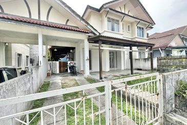 Semi-D Cluster Fasa 2, Renovated Exteded Kitchen!