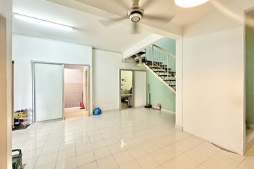 Semi-D Cluster Fasa 2, Renovated Exteded Kitchen!