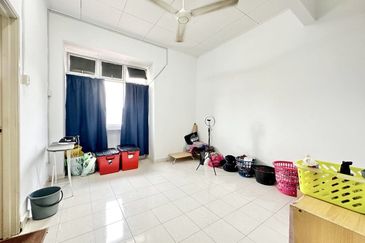 Semi-D Cluster Fasa 2, Renovated Exteded Kitchen!