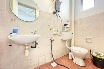 Semi-D Cluster Fasa 2, Renovated Exteded Kitchen!