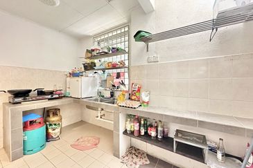 Semi-D Cluster Fasa 2, Renovated Exteded Kitchen!
