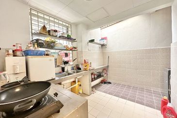 Semi-D Cluster Fasa 2, Renovated Exteded Kitchen!