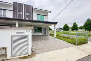 Puncak Alam Irama Perdana LBS, End Lot Double Storey Terrace House For Sale