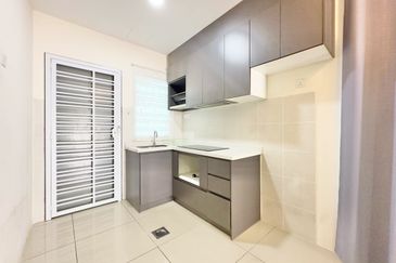 Puncak Alam Irama Perdana LBS, End Lot Double Storey Terrace House For Sale