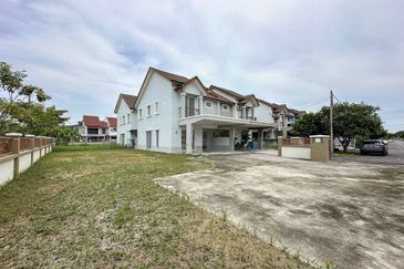 Puncak Alam, Alam Suria, Corner Lot Semi-D Double Storey, For Sale.