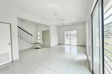 Puncak Alam, Alam Suria, Corner Lot Semi-D Double Storey, For Sale.