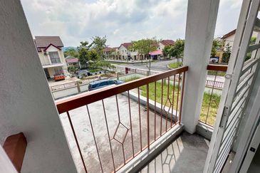 Puncak Alam, Alam Suria, Corner Lot Semi-D Double Storey, For Sale.