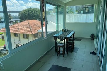 Stulang Laut / Darat