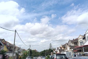 2 Storey Corner Unit Taman Impian Indah SG Buloh For SALE