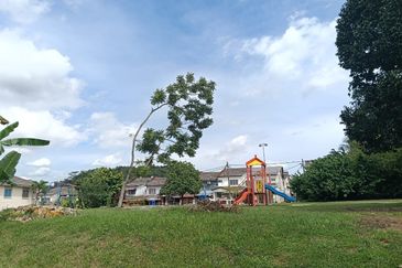 2 Storey Corner Unit Taman Impian Indah SG Buloh For SALE