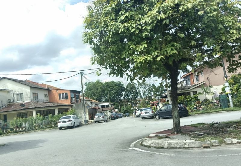 2 Storey Corner Unit Taman Impian Indah SG Buloh For SALE