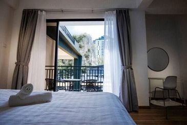 THE COVE HILLSIDE RESIDENCE