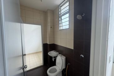 Good Condition Double Storey 4R3B Taman Idaman Bangi For Sale Near Taman Impian Putra 