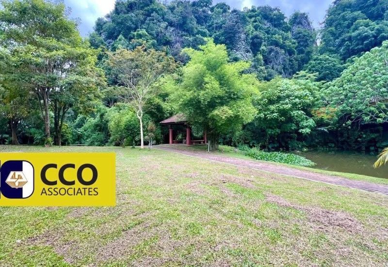 THE LAKESIDE RESIDENCE