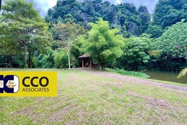 THE LAKESIDE RESIDENCE