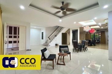 THE LAKESIDE RESIDENCE