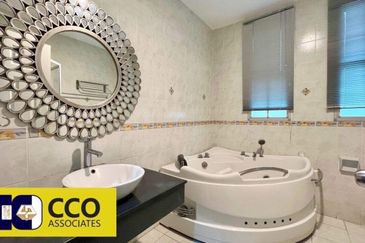 THE LAKESIDE RESIDENCE