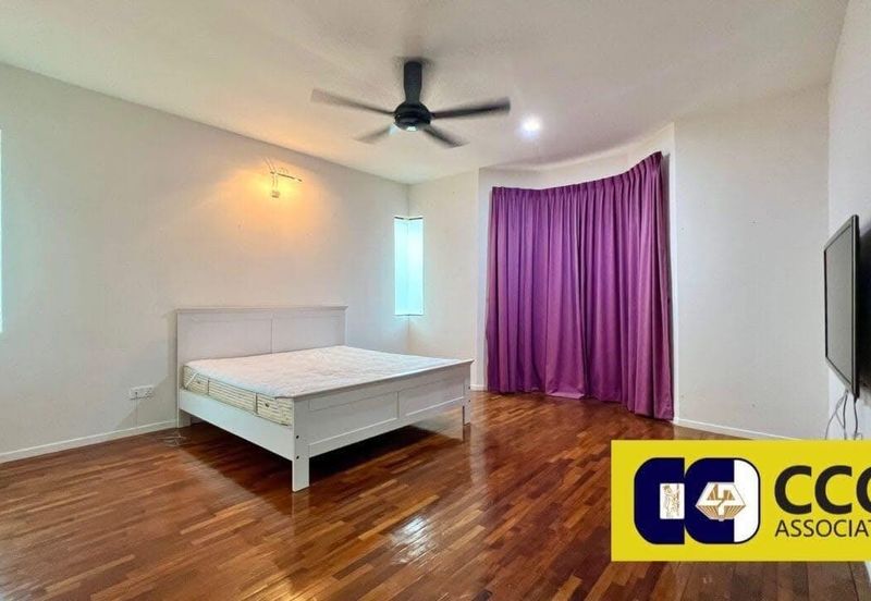 THE LAKESIDE RESIDENCE