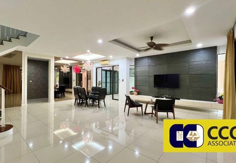 THE LAKESIDE RESIDENCE