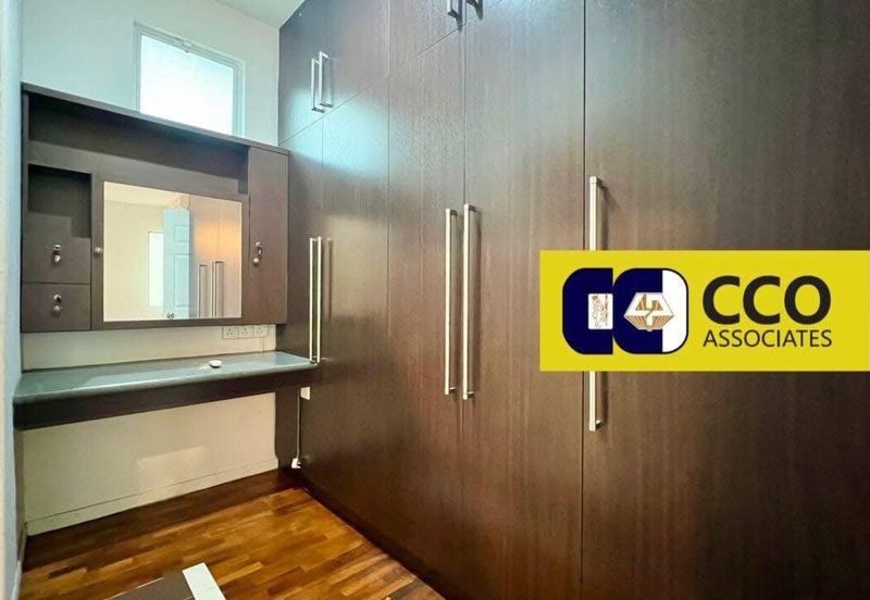 THE LAKESIDE RESIDENCE