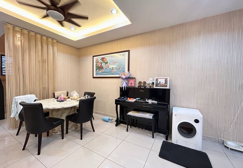 Maple Red, Adda Heights