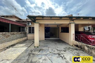 TAMAN SAUJANA, BATU GAJAH