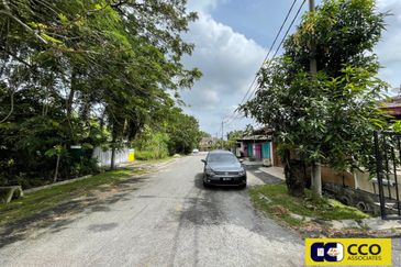 TAMAN SAUJANA, BATU GAJAH