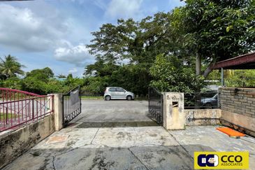 TAMAN SAUJANA, BATU GAJAH