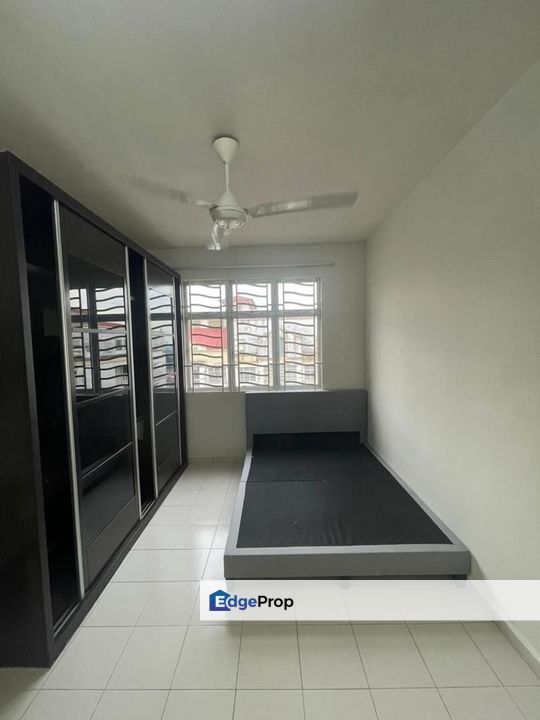 3 + 1 bedrooms unit in Villa Krystal apartment for sale , Johor, Skudai