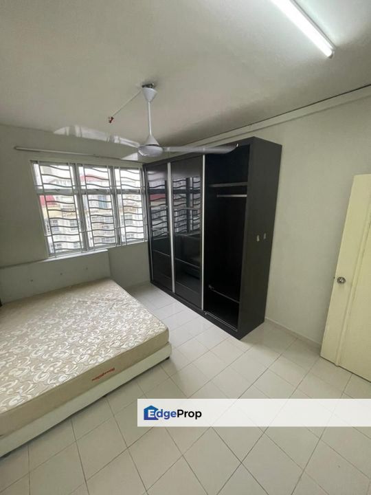 3 + 1 bedrooms unit in Villa Krystal apartment for sale , Johor, Skudai