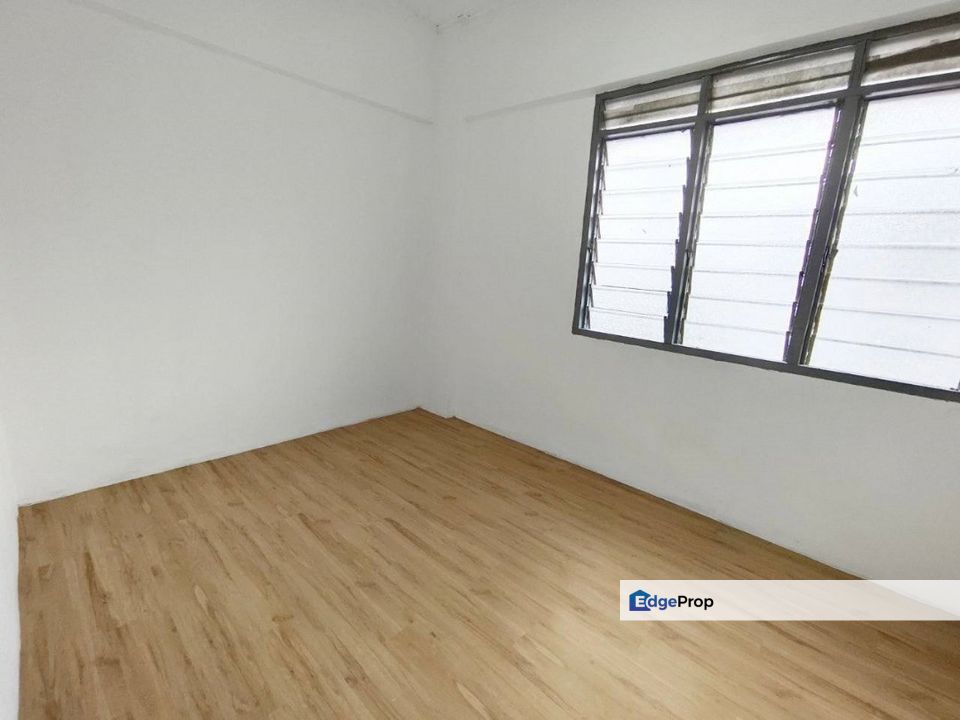 Flat corner lot in Taman Molek for sale , Johor, Johor Bahru