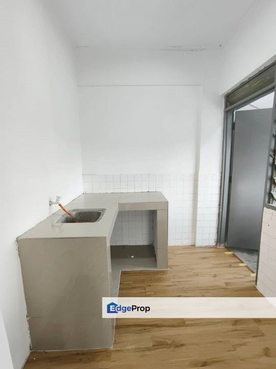 Flat corner lot in Taman Molek for sale , Johor, Johor Bahru