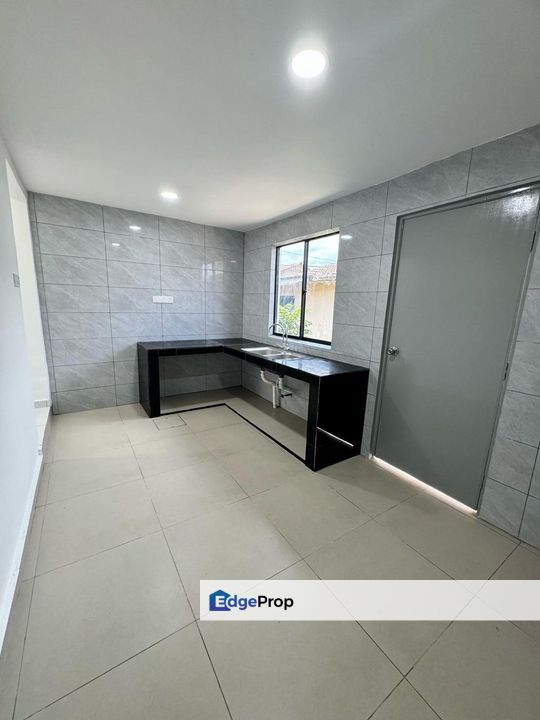 Single storey low cost house in Taman universiti for sale , Johor, Skudai