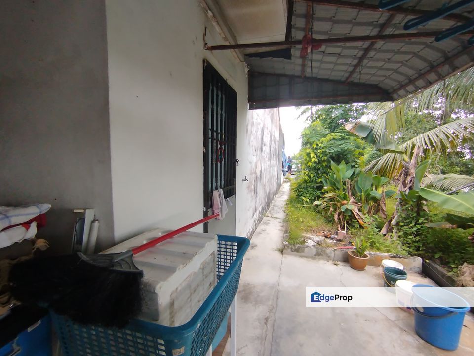 Single storey terrace house in Taman Universiti for sale , Johor, Skudai