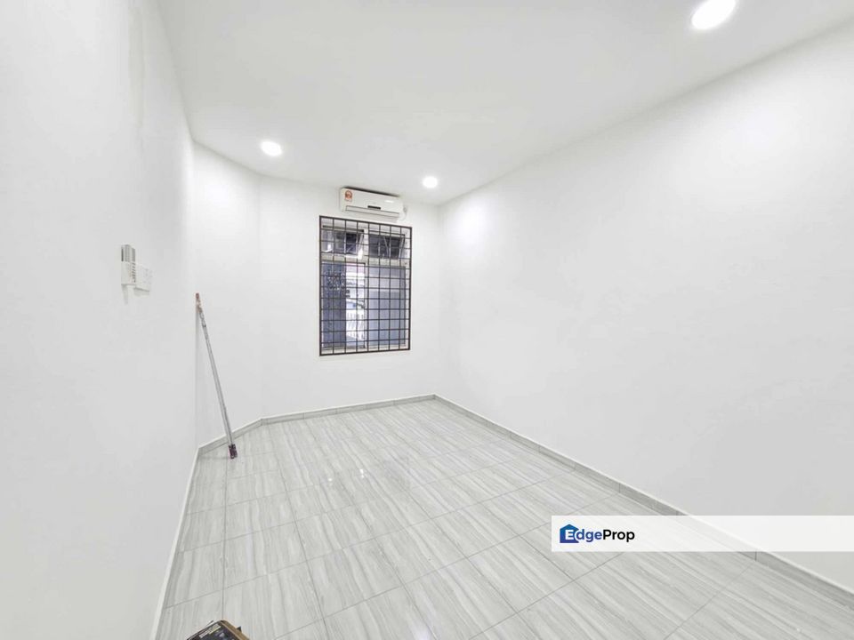 Single storey endlot house with 10 feet land in Taman Universiti for sale , Johor, Skudai