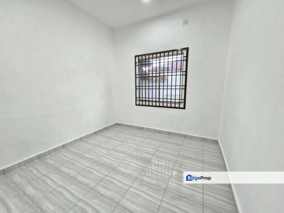 Single storey endlot house with 10 feet land in Taman Universiti for sale , Johor, Skudai