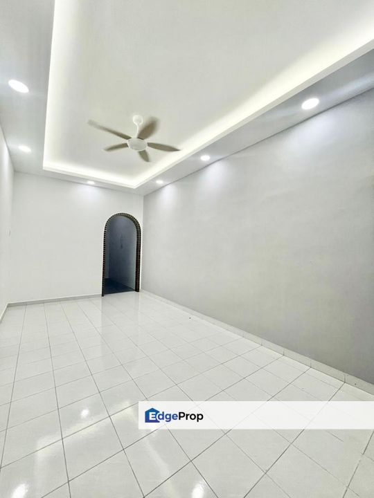 Single storey terrace house in Taman Universiti for sale , Johor, Skudai