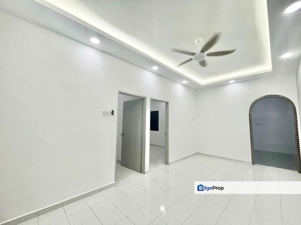 Single storey terrace house in Taman Universiti for sale , Johor, Skudai