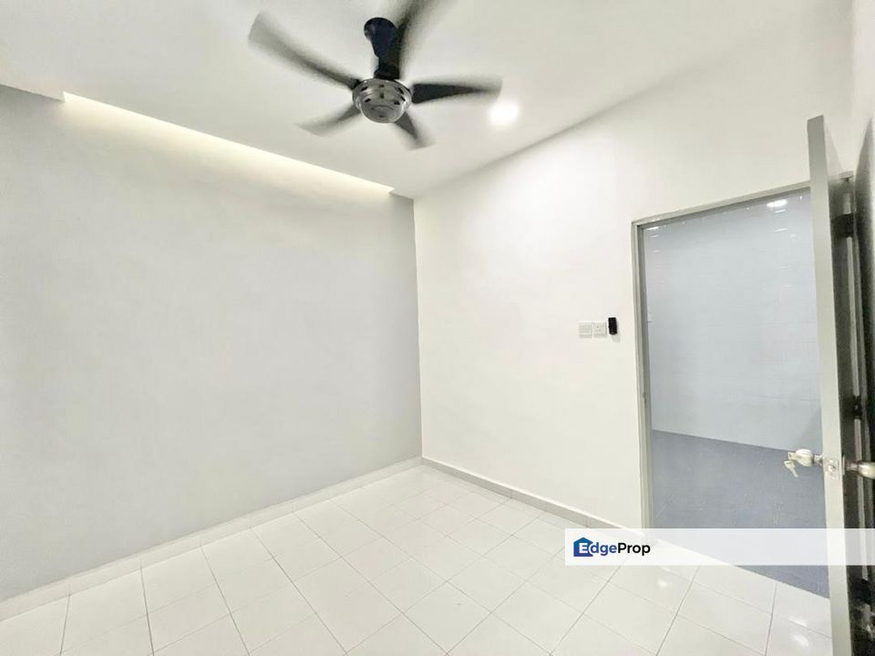 Single storey terrace house in Taman Universiti for sale , Johor, Skudai