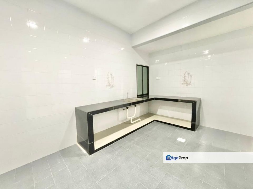 Single storey terrace house in Taman Universiti for sale , Johor, Skudai