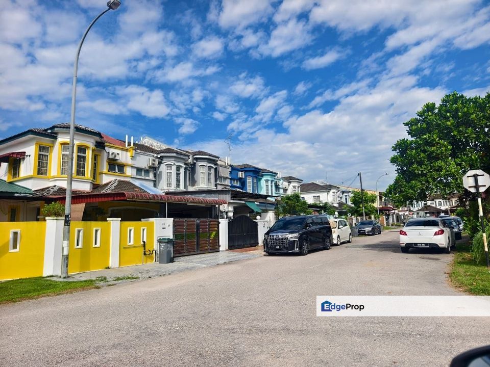 Jalan perumahan sebenar di Taman Bukit Indah Johor