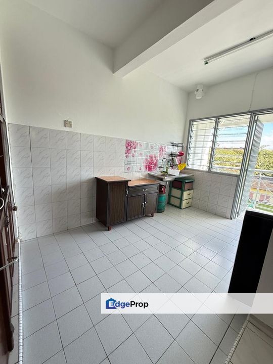 3 bedrooms unit in Pangsapuri Lily & Jasmine for sale, Johor, Tampoi