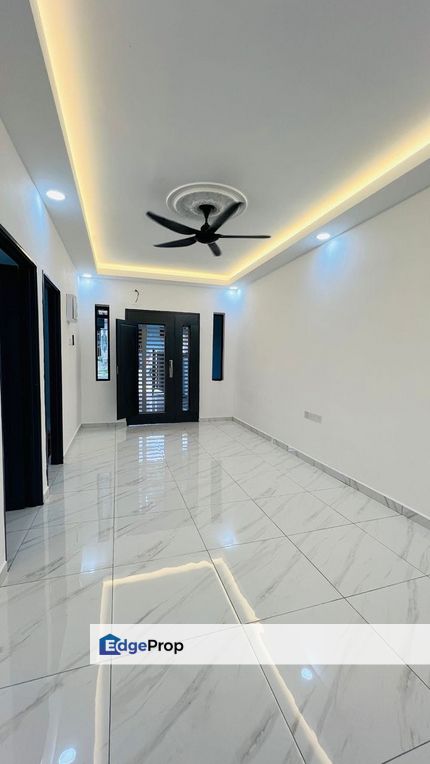 Single storey terrace house in Taman universiti for sale , Johor, Skudai