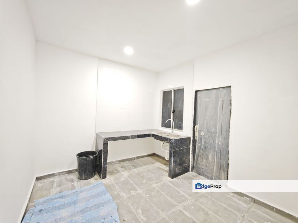 Single storey terrace house in Taman universiti for sale , Johor, Skudai