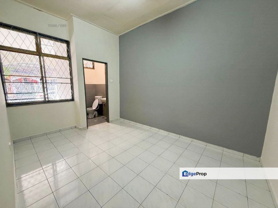 Single storey terrace house in Taman Senai Utama for sale , Johor, Senai